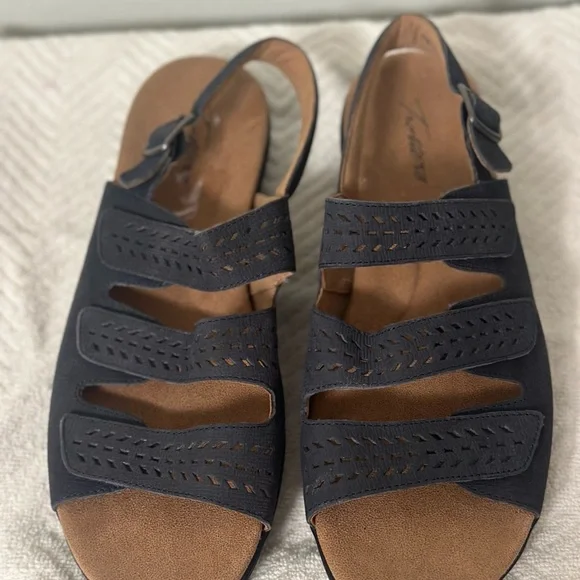 Trotters Trinity Navy and Tan Sandals - Picture 3 of 6